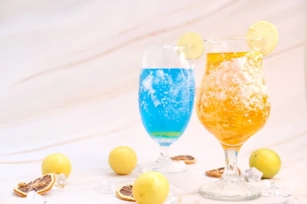 Bunt Ein Glas Mit Sommergetränken Und Alkoholischen Cocktails Auf Einem — Stockfoto