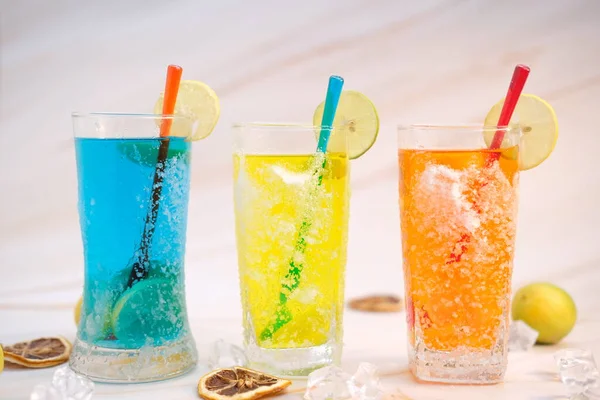 Färgglada Ett Glas Sommardryck Och Alkoholhaltiga Drinkar Träbordet Utrymme För — Stockfoto