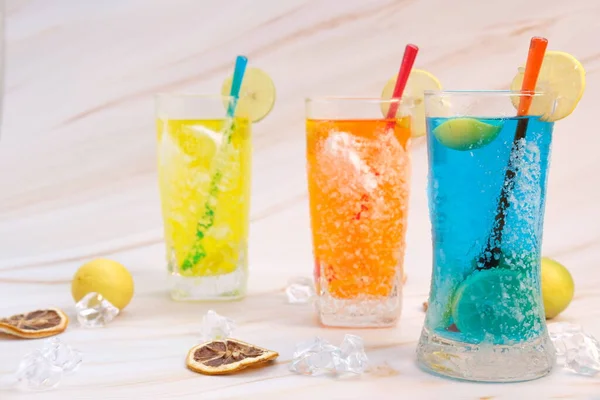 Bunt Ein Glas Mit Sommergetränken Und Alkoholischen Cocktails Auf Einem — Stockfoto