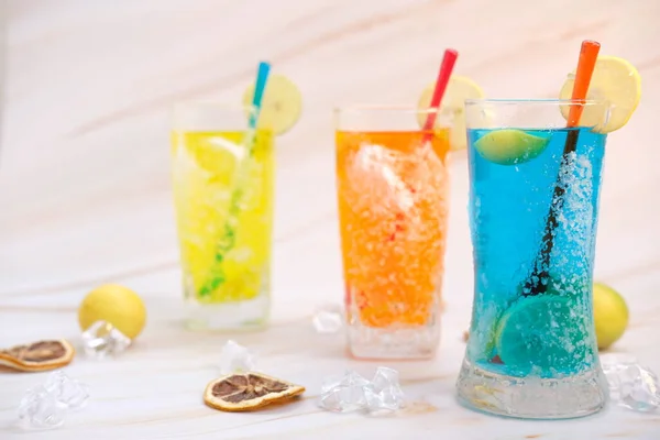 Renkli Bir Bardak Yaz Içkisi Ahşap Masada Alkollü Kokteyller Mesaj — Stok fotoğraf