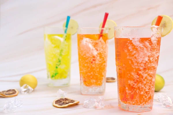 Bunt Ein Glas Mit Sommergetränken Und Alkoholischen Cocktails Auf Einem — Stockfoto