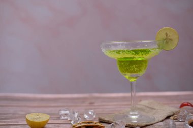 Masa arkasında kokteyl 