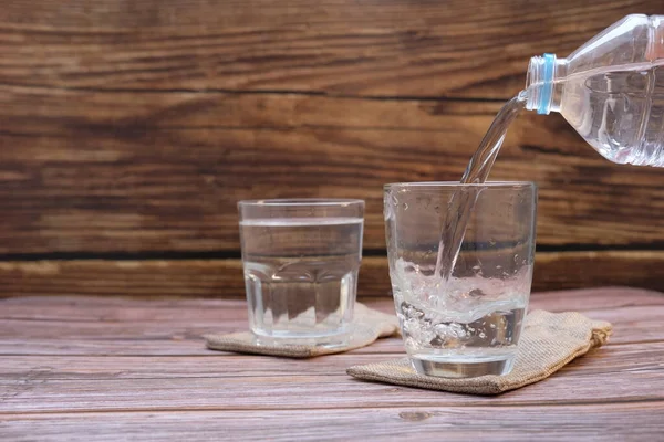 Vasos Agua Sobre Fondo Mesa Madera Espacio Para Texto — Foto de Stock