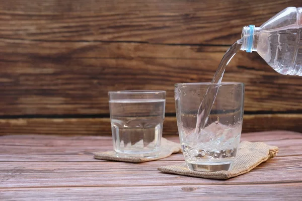 Bicchieri Acqua Tavolo Legno Sfondo Spazio Testo — Foto Stock