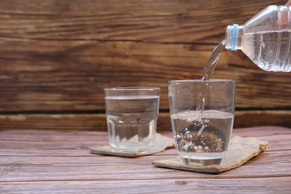 Vasos Agua Sobre Fondo Mesa Madera Espacio Para Texto — Foto de Stock