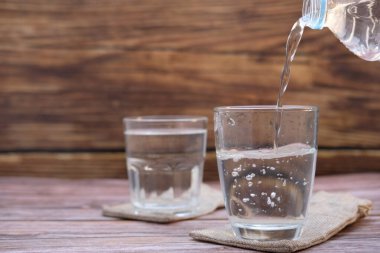 Ahşap bir masa üzerinde su bardakları ve metin için boşluk