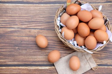 yumurta ahşap masa arkaplanı ve metin için boşluk 