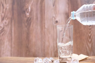 Masanın üzerinde su bardakları ve metin için boşluk