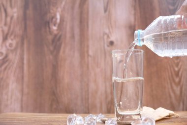 Masanın üzerinde su bardakları ve metin için boşluk