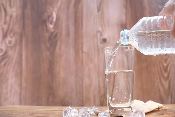 Versando Acqua Potabile Bicchieri Fondo Tavolo Legno Spazio Testo — Foto Stock