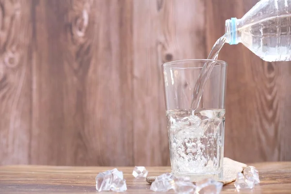 Versando Acqua Potabile Bicchieri Fondo Tavolo Legno Spazio Testo — Foto Stock