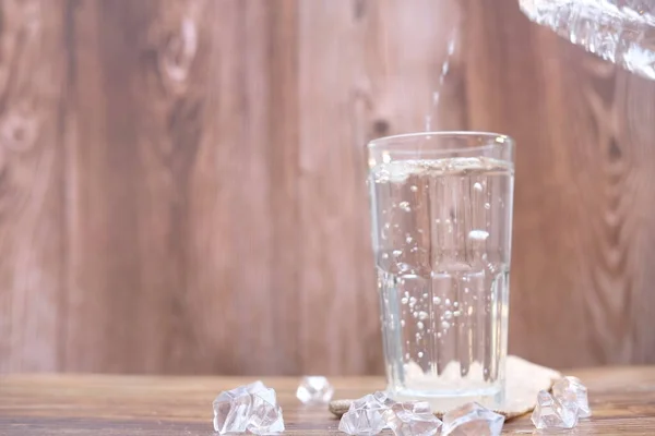 Gießen Von Trinkwasser Gläsern Auf Holztischhintergrund Und Platz Für Text — Stockfoto