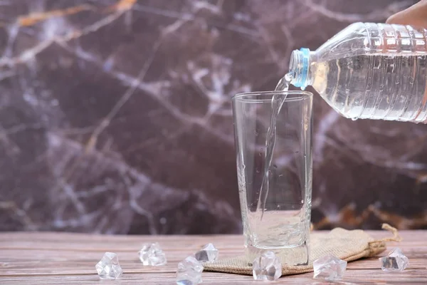 Versando Acqua Potabile Bicchieri Fondo Tavolo Legno Spazio Testo — Foto Stock