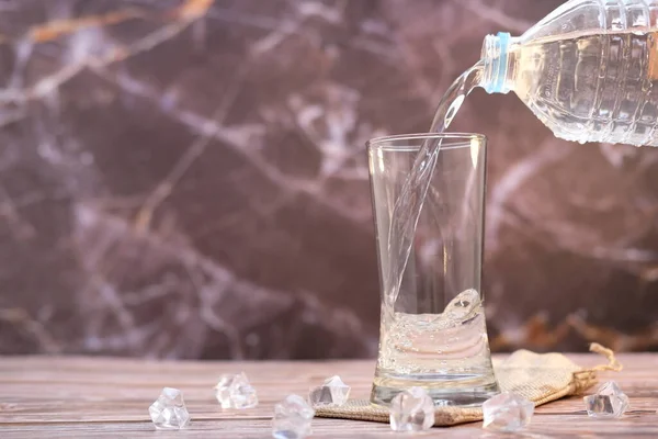 Versare Acqua Potabile Fondo Tavolo Legno Spazio Testo — Foto Stock