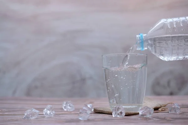 Acqua Potabile Fondo Tavolo Legno Spazio Testo — Foto Stock