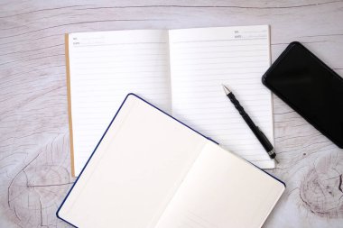 Defter ve gangster ahşap masa ve boşlukta