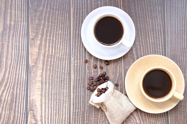 Kaffeetasse Und Kaffeebohnen Auf Altem Holztischhintergrund — Stockfoto