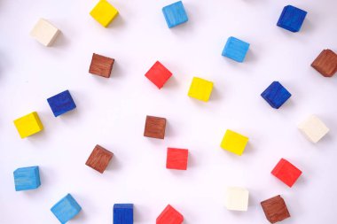 Arka planda kahve ve kahve çekirdeği var.