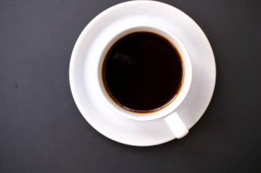 Arka planda kahve ve kahve çekirdeği var.