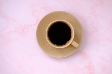 Ahşap masada bir fincan kahve ve metin için yer.