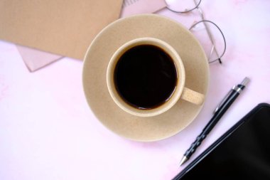 Ahşap masada bir fincan kahve ve metin için yer.