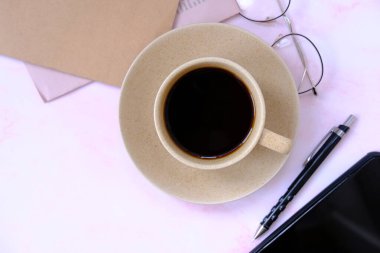 Ahşap masada bir fincan kahve ve metin için yer.