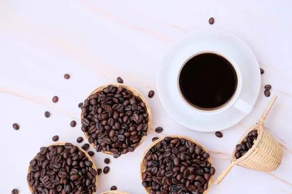 古い木のテーブルの上のコーヒーカップとコーヒー豆背景 — ストック写真