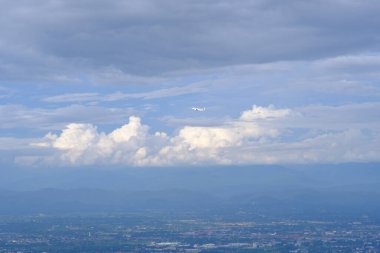 Güzel bulutlu gökyüzü manzarası 