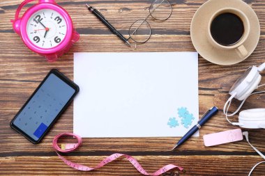 Mesaj, akıllı telefon ve kahve ile birlikte diğer iş malzemeleri için çalışma masası. Metni girmek için kopyalama alanı olan üst görünüm