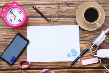 Mesaj, akıllı telefon ve kahve ile birlikte diğer iş malzemeleri için çalışma masası. Metni girmek için kopyalama alanı olan üst görünüm