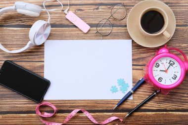 Mesaj, akıllı telefon ve kahve ile birlikte diğer iş malzemeleri için çalışma masası. Metni girmek için kopyalama alanı olan üst görünüm