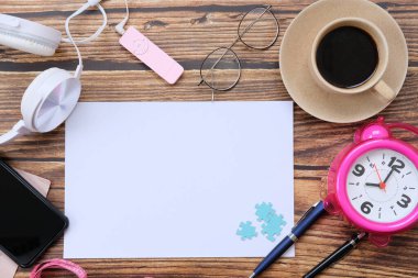 Mesaj, akıllı telefon ve kahve ile birlikte diğer iş malzemeleri için çalışma masası. Metni girmek için kopyalama alanı olan üst görünüm