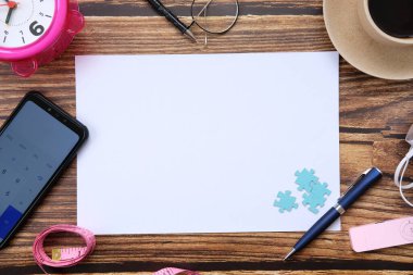 Mesaj, akıllı telefon ve kahve ile birlikte diğer iş malzemeleri için çalışma masası. Metni girmek için kopyalama alanı olan üst görünüm