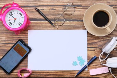 Mesaj, akıllı telefon ve kahve ile birlikte diğer iş malzemeleri için çalışma masası. Metni girmek için kopyalama alanı olan üst görünüm