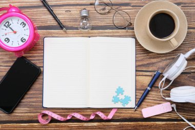 Mesaj, akıllı telefon ve kahve ile birlikte diğer iş malzemeleri için çalışma masası. Metni girmek için kopyalama alanı olan üst görünüm