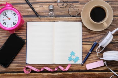 Mesaj, akıllı telefon ve kahve ile birlikte diğer iş malzemeleri için çalışma masası. Metni girmek için kopyalama alanı olan üst görünüm