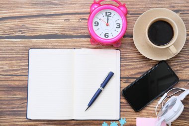 Telefon, okuma gözlüğü ve kalemle defteri aç 