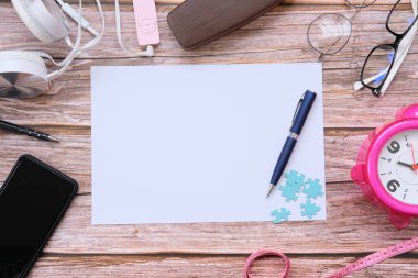 akıllı telefon ve defter ahşap masa üzerinde ve metin için boşluk