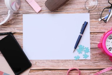 akıllı telefon ve defter ahşap masa üzerinde ve metin için boşluk