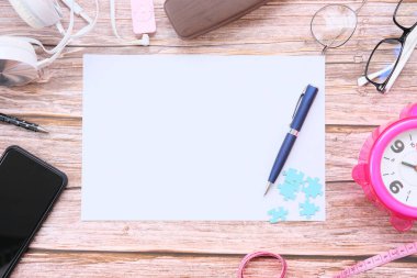 akıllı telefon ve defter ahşap masa üzerinde ve metin için boşluk