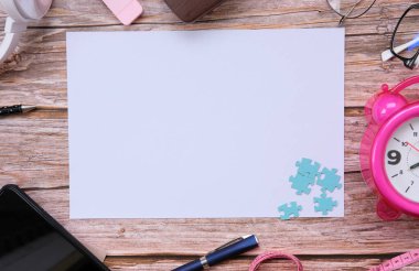 akıllı telefon ve defter ahşap masa üzerinde ve metin için boşluk