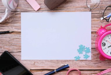 akıllı telefon ve defter ahşap masa üzerinde ve metin için boşluk