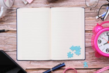 akıllı telefon ve defter ahşap masa üzerinde ve metin için boşluk