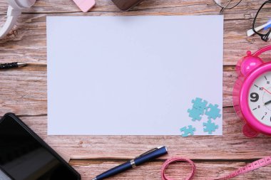 akıllı telefon ve defter ahşap masa üzerinde ve metin için boşluk