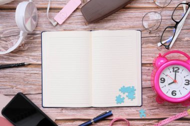 akıllı telefon ve defter ahşap masa üzerinde ve metin için boşluk