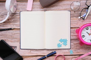 akıllı telefon ve defter ahşap masa üzerinde ve metin için boşluk