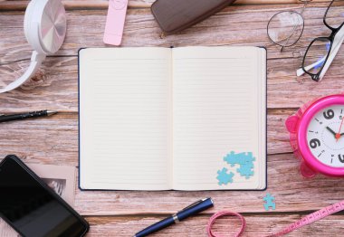 akıllı telefon ve defter ahşap masa üzerinde ve metin için boşluk