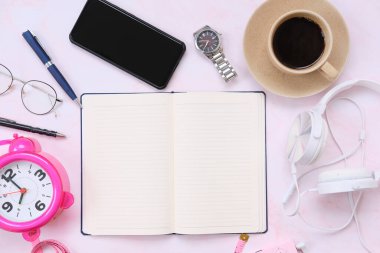 akıllı telefon ve defter ahşap masa üzerinde ve metin için boşluk