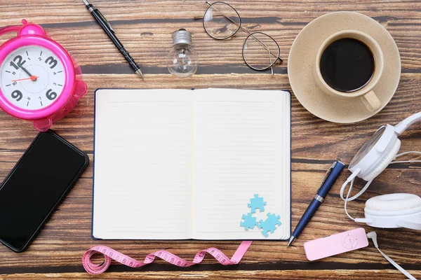 Mesaj, akıllı telefon ve kahve ile birlikte diğer iş malzemeleri için çalışma masası. Metni girmek için kopyalama alanı olan üst görünüm