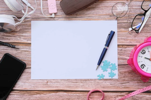 akıllı telefon ve defter ahşap masa üzerinde ve metin için boşluk